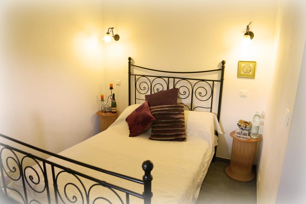 River Ebro Holidays Tivenys Room photo
